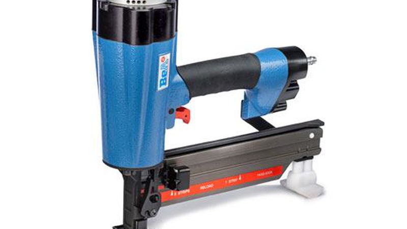 Der Klammernagler als Handgerät kommt nur noch auf Baustellen und in der Sanierung zum Einsatz. Bild: Behrens Gruppe