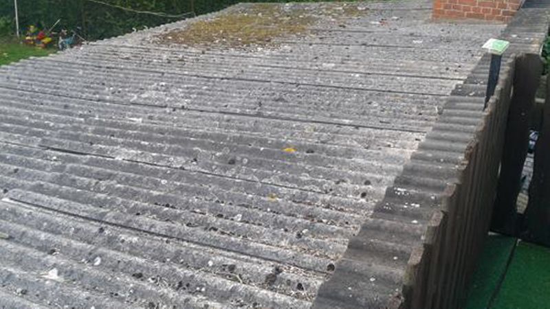 Typischerweise befindet sich Asbest in Welleternitplatten. Hier ist eine Beprobung nicht nötig.