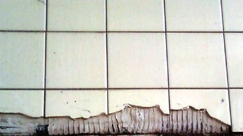 Schwach gebundene Asbestvorkommen finden sich aber auch in alten Putzen, Spachtelmassen, Fliesenklebern sowie in weiteren Bauprodukten, die in fast jedem Altbau vorkommen.
