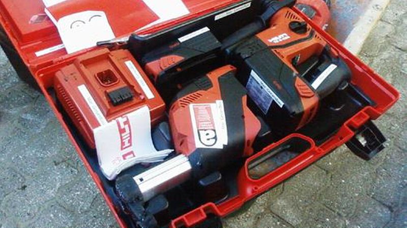 Bei der Arbeit mit asbesthaltigen Bauprodukten sind besondere Werkzeuge vorgeschrieben: zum Beispiel Bohrmaschinen mit speziellen Absaugvorrichtungen.