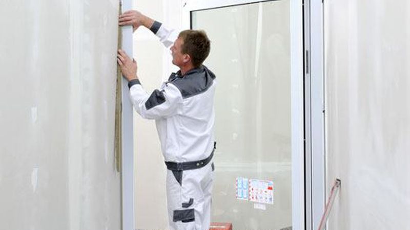 Brandschutztüren müssen u. a. mit Mineralwolle hinterfüllt werden, um den Brandschutzanforderungen gerecht zu werden. Bild: Hörmann