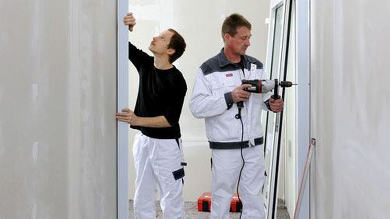 Für den Einbau von Türen ist die richtige Montage der Zarge entscheidend. sie muss hinterklotzt und fluchtgerecht ausgerichtet werden. Bild: Hörmann