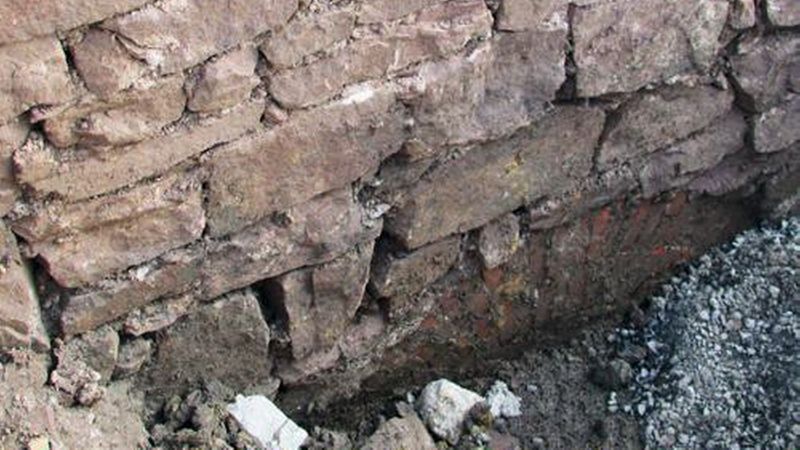 Vor allem die Untergründe erschweren im Altbau die Abdichtung des Kellers. Zu rechnen ist nicht nur mit beschädigtem Mauerwerk. Auch Altabdichtungen müssen möglicherweise noch entfernt werden. (Bild: Franz-Josef Hölzen)