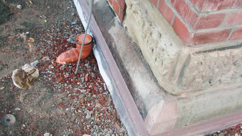 In diesem Fall musste zunächst der vorspringende Sockel abgedichtet werden. Mit einer bahnenförmigen Abdichtung kommt man hier ohnehin nicht weit. Schlussendlich wurde in diesem Beispiel zusätzlich zur kompletten Abdichtung eine Dränanlage eingebaut, die das Wasser vom Haus wegführt. (Bild: Franz-Josef Hölzen)