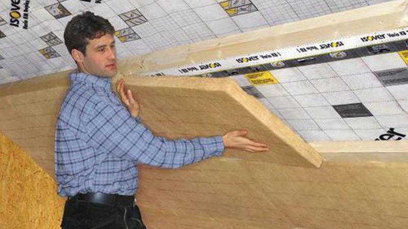 Bei der Untersparrendämmung wird über den vorhandenen Dämmschichten die luftdichte Dampfbremse und darauf einen weitere Dämmschicht aufgebracht. (Bild: Isover)