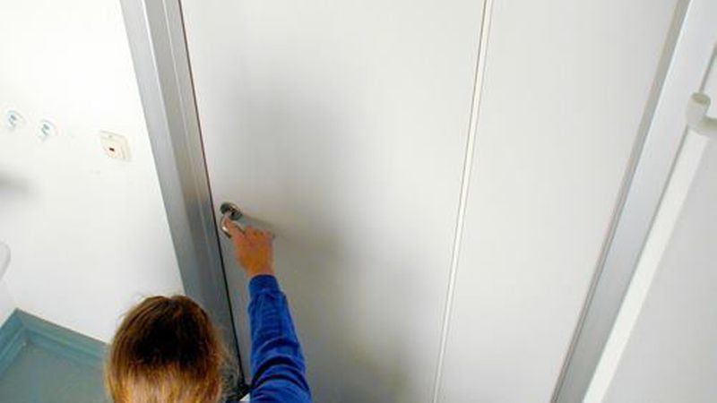 Bei sogenannten Klapptüren ist das Türblatt asymmetrisch zweigeteilt.Foto: Küffner