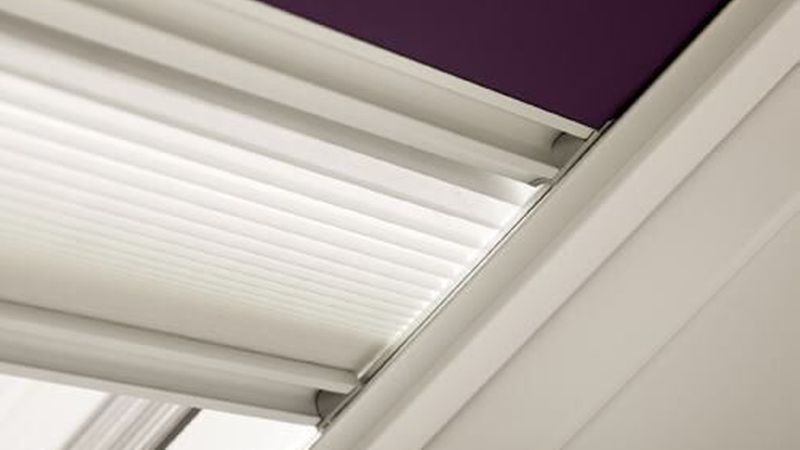 Verschattungsmöglichkeiten (z.B. Plissees) sind Pflicht bei Dachflächenfenster, die sind oft mit einer Verdunklung (Rollo) kombiniert werden. Besser sind außenliegende Systeme. (Bild: Velux)