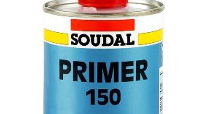 Ein Primer für poröse Untergründe verbessern die Haftung von Dichtstoffen aus Silikon, MS Polymer und SMX Technologie. Der Auftrag erfolgt mit Pinsel.(Foto: Soudal)