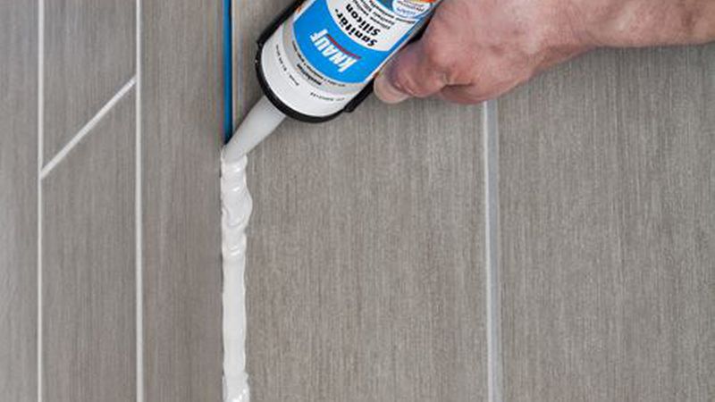 Der Dichtstoff muss zum Untergrund passen, das gilt vor allem für Natursteinplatten und Fliesen.(Foto: Knauf)