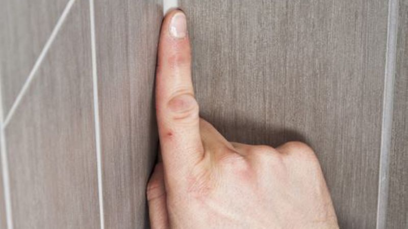 Durch sorgfältiges Andrücken verhindern Sie Blasenbildung und sorgen für eine gute Haftung an den Flanken.(Foto: Knauf)