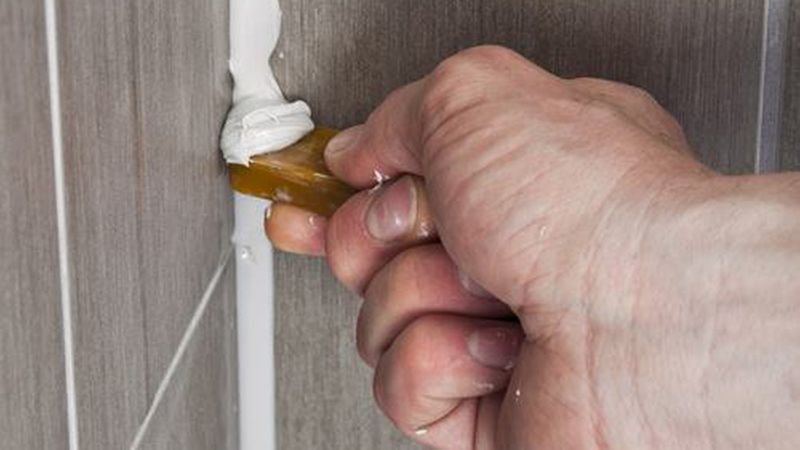 Bei der Wahl des Abziehers darauf achten, dass dem Silikon genügend Haftungsfläche an den Flanken bleibt.(Foto: Knauf)