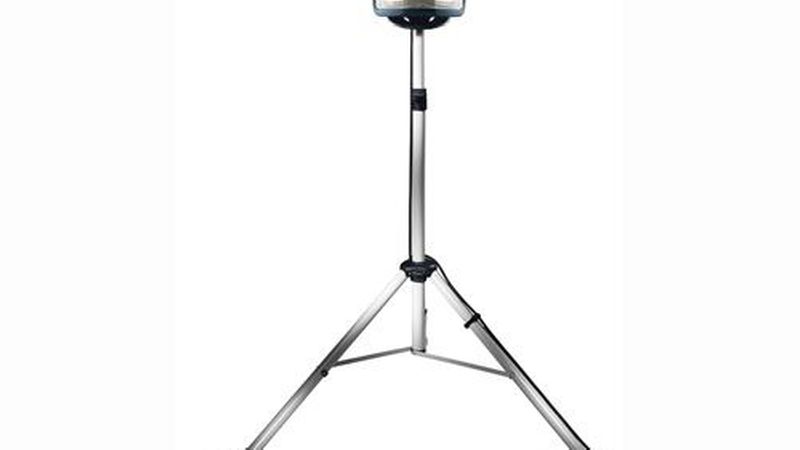 Baustrahler auf einem Stativ verteilen das Licht noch etwas günstiger als die, die auf dem Boden stehen. (Bild: Festool)