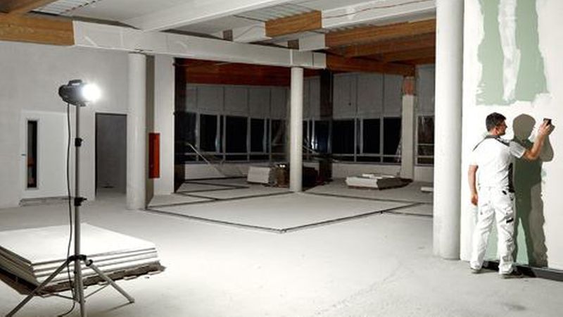 Anspruchsvolle Tätigkeiten wie eine Oberflächenbearbeitung müssen mit mehr als 200 Lux ausgeleuchtet werden. (Bild: Festool)