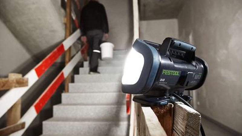 Wege und Treppen sollten mit einer eigenen Strahler permanent ausgeleuchtet sein, um Unfallrisiken zu minimieren. (Bild: Festool)