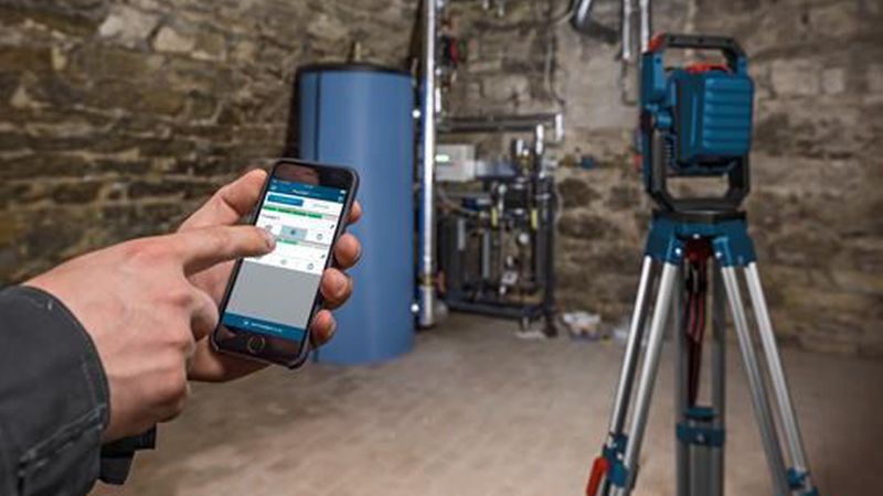 Baustrahler der neuesten Generation lassen sich auch per App auf dem Smartphone steuern. Das verhindert Suchen im Dunkeln. (Bild: Bosch)