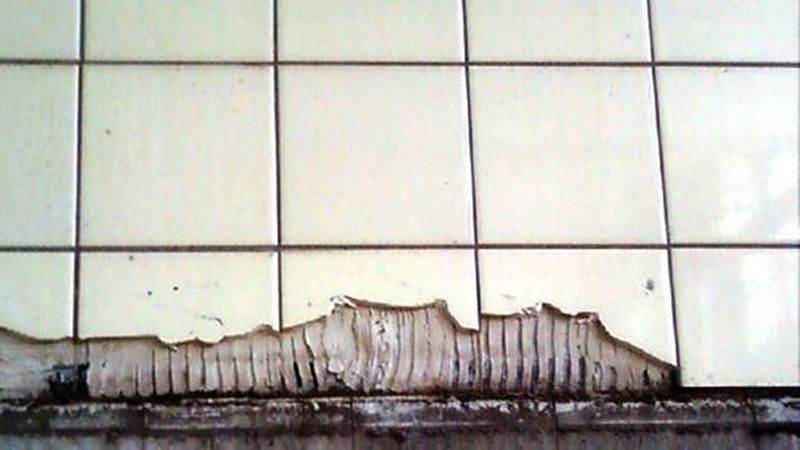 Auch Fliesenkleber enthielten vor dem Asbestverbot 1993 vielfach Asbest.