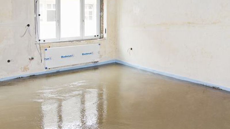 Fließestriche auf Calciumsulfatbasis geben 80% des enthaltenen Wassers innerhalb der ersten beiden Wochen ab. Für die restlichen 20% braucht es noch einmal 2 Wochen.