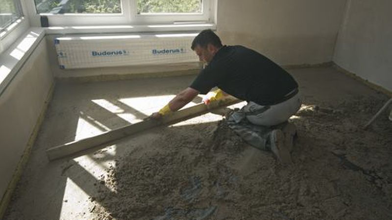 Obwohl ein Zementestrich beim Einbau einen niedrigeren Wassergehalt hat, braucht auch er mindestens 28 Tagen für seine vollständige Erhärtung.