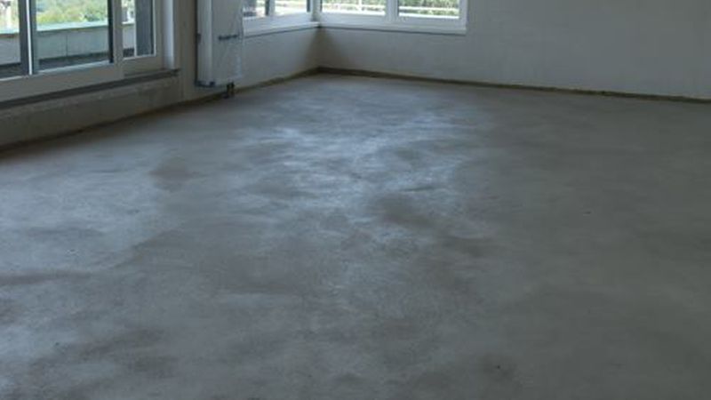 Die ersten 10 tage sollte der frische Estrich gegen zu schnelles Austrocknen geschützt werden. Direkte Sonneneinstrahlung ist zu vermeiden. (Bild: Ardex)