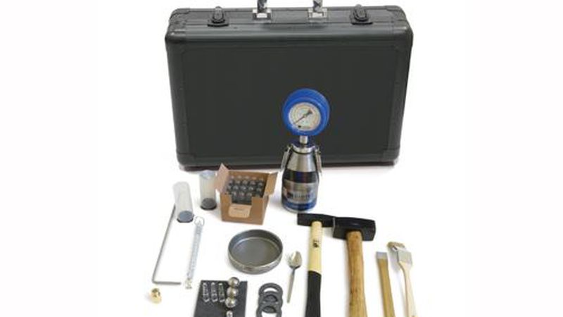 Ein CM-Mess-Set beinhaltet neben dem Druckbehälter und den Calciumcarbid-Ampullen auch Hammer und Meißel für die richtige Probenentnahme. Würde das Estrichmaterial heraus gebohrt, verdunsteten durch die Hitzeentwicklung schon Teile des enthaltenen Wassers. Das Messergebnis würde verfälscht.