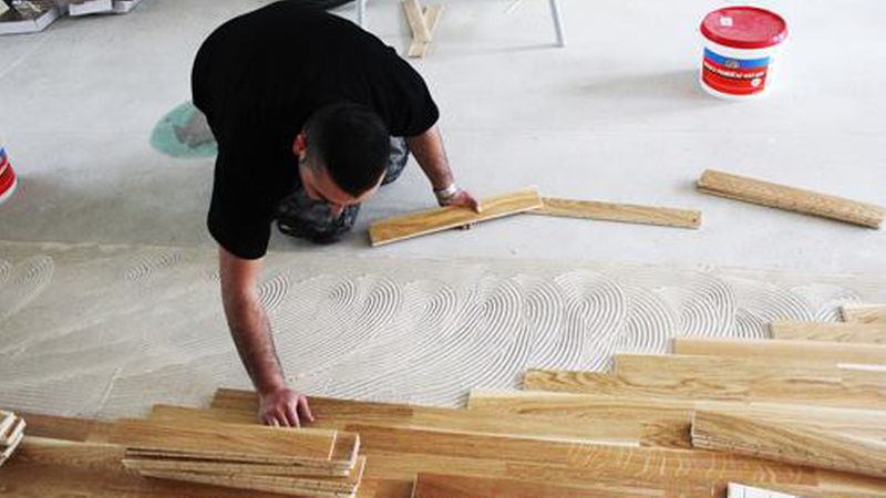 Gerade bei Bodenbelägen auf Holzbasis würde eine zu hohe Restfeuchte im Estrich zu irreversiblen Schäden führen.