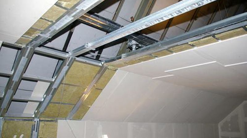 Unterdecke, beplankt mit Gipskartonplatten (Bild: Klaus Köpplin)