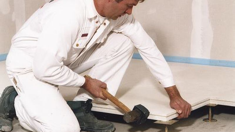 Montage eines Hohlraumbodens (Bild: Klaus Köpplin)