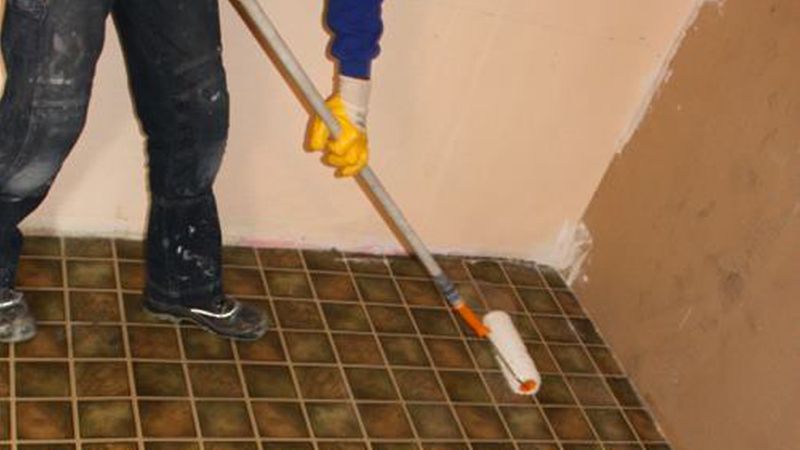Alle Flächen müssen vor Aufbringen der Steinchenmasse grundiert werden. Wichtig: Grundierung gut trocknen lassen. (Bild: Renofloor)
