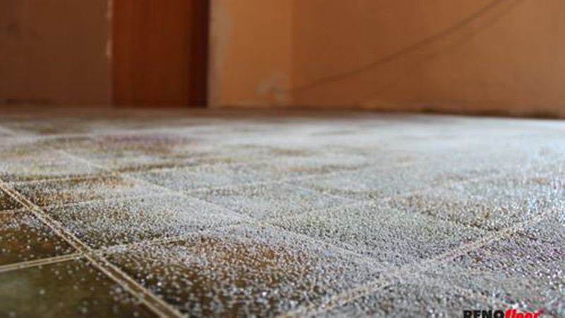 Auf glatten und nichtsaugenden Untergründen wie Fliesen müssen Sie in die frische Grundierung Quarzsand als Haftverbesserer einstreuen. (Bild: Renofloor)
