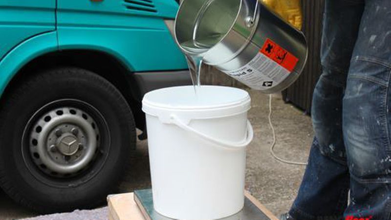 Zum Mischen von Harz und Härter sollte es ein sauberes Gefäß sein. Zuerst das Harz einfüllen, dann der Härter dazu geben. (Bild: Renofloor)