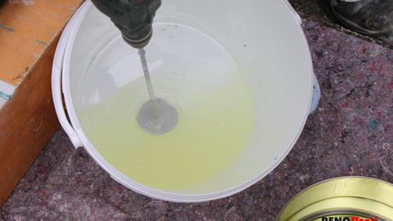 Beide Komponenten müssen gut durchgemischt werden, bevor sie zu den Steinen dazu gegeben werden. (Bild: Renofloor)