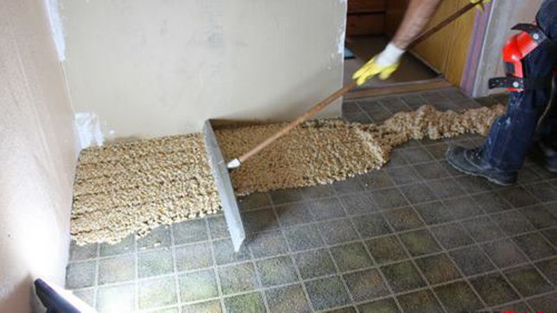 Die frische Masse muss streifenweise eingebracht werden. Mit einer Rakel wird sie auf Schichtstärke abgezogen. (Bild: Renofloor)