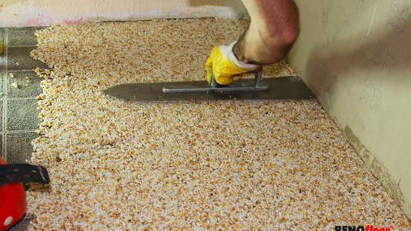 Mit dem Glätter lässt sich die Masse abziehen und verdichten. Herauslugende Steinchen werden planeben eingedrückt. (Bild: Renofloor)