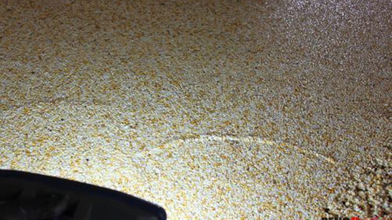 Mit einer Baustellenlampe lässt sich ein Streiflicht erzeugen, das jede Unebenheit in der Fläche aufzeigt. (Bild: Renofloor)