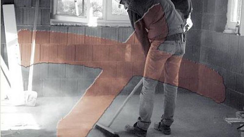 Besen sind in Werkstätten und auf Baustellen tabu! Sie wirbeln auch feine Stäube auf, die sich somit noch weiter verteilen und leichter eingeatmet werden können. (Abb.: BG BAU)