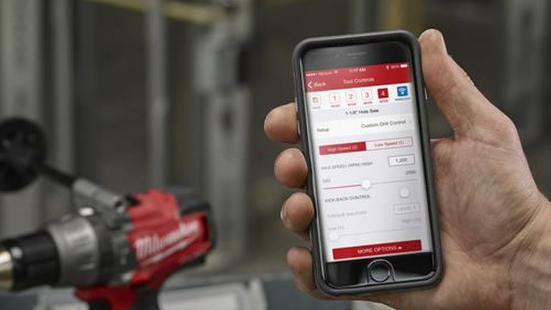Sämtliche Parameter für eine bestimmte Tätigkeit mit dem Akkuschrauber können mit dem Smartphone voreingestellt werden. (Bild: Milwaukee)