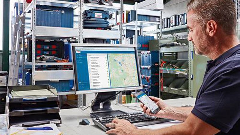 In größeren Betrieben vereinfacht das Vernetzen der Werkzeuge das Bestandsmanagement und die Lokalisation der einzelnen Geräte. (Bild: Bosch)