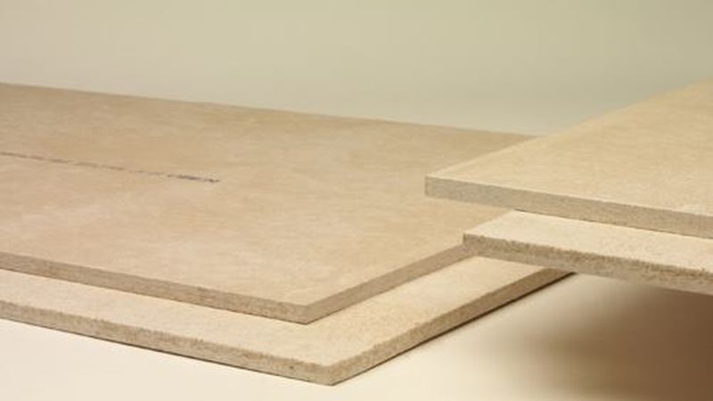 Die Estrichelemente haben für die kraftschlüssige Verbindung der Elemente entweder einen Stufenfalz (Powerpanel TE) oder eine umlaufende Nut (Aquapanel). (Bild: fermacell)