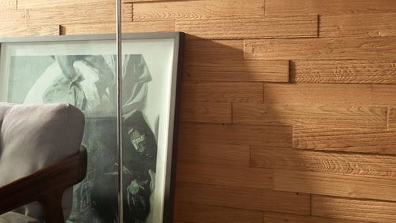 Durch die drei verschiedenen Dicken der Nevada-Einzelelemente entsteht an der Wand eine Art 3-D-Effekt (hier Eiche River relief strukturiert).