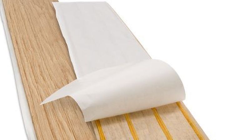 Bei den Klebeelementen sind auf der Rückseite bereits werkseitig Klebestreifen aufgebracht, die mit einer Schutzfolie abgedeckt werden.