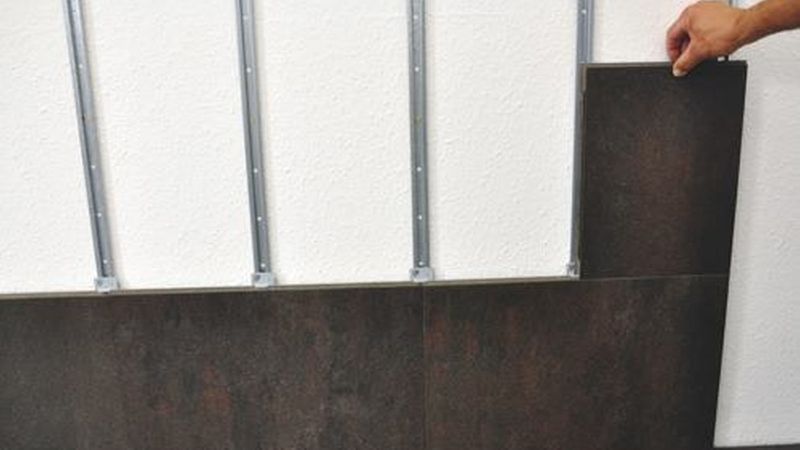 An den Montageschienen können die gängigen Bodenbeläge des Herstellers montiert werden. Der Abstand der Trägerschienen hängt von der Verlegerichtung und den Dielenmaßen ab.