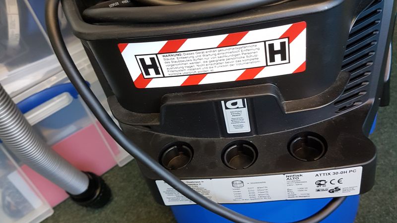 Bei Arbeiten an asbesthaltigen Materialien müssen immer H-Sauger mit Asbestzulassung eingesetzt werden.