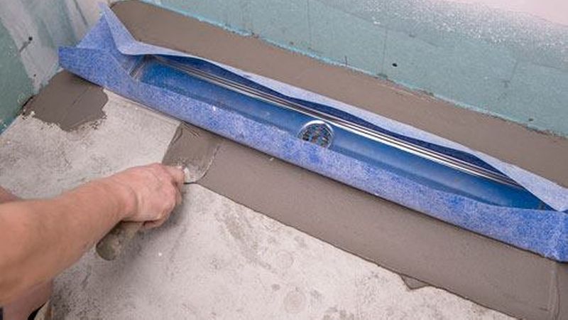 Einarbeiten der werkseitig angebrachten Dichtmanschette in die Verbundabdichtung.