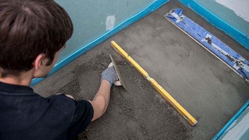 Erstellung eines Estrichs mit Gefälle hin zur Edelstahllinienentwässerung.