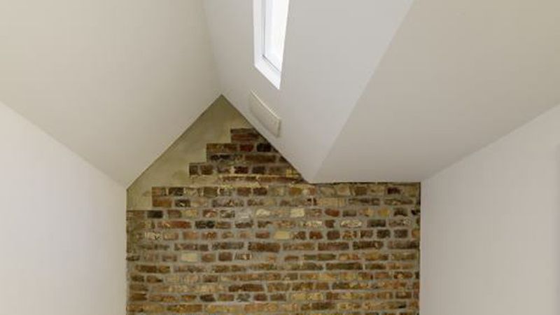 Komplexe Dachformen erschweren den Dachgeschossausbau können bei guter Planung aber architektonisch spannend sein. (Bild: Nebis/Jörg Hempel)