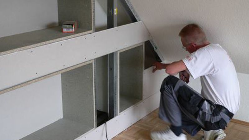 Ein Fall für den Innenausbau: Mit geschickter Planung lassen sich Schränke und Regale in Nischen integrieren. (Bild: Trel Systems)