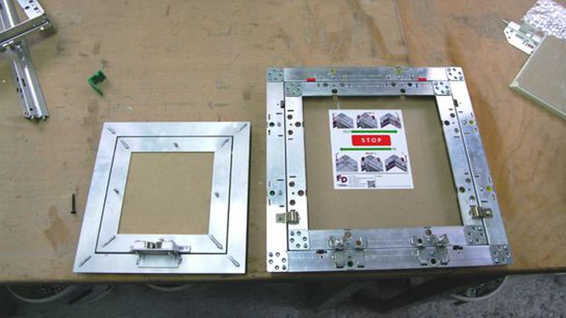 Geschweißt oder geschraubt? Die billige Revisionsklappe (links) ist geschweißt, die hochwertige geschraubt und kann daher umgebaut werden. Auch kann man beim Qualitätsprodukt den Anschlag von links nach rechts umsetzen.