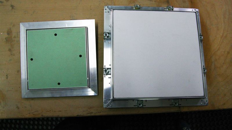 Geschraubt oder geklebt?Bei der preiswerten Klappe wird die Platte eingeschraubt, beim Qualitätsprodukt wird sie eingeklebt. Bei der billigen wird ins Alu-Blech geschraubt, bei der hochwertigen sind Schraubpunkte vordefiniert.