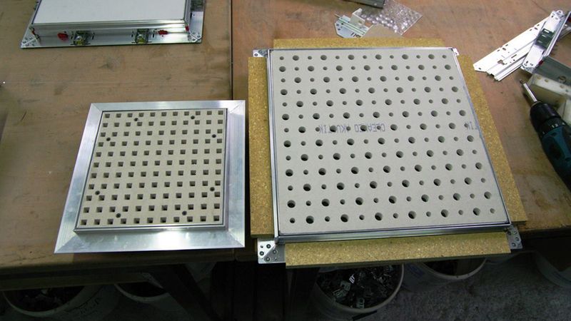 Verschraubung freihändig oder geführt?Die einfache Klappe wird ins Blech geschraubt, die hochwertige verfügt auf allen vier Seiten über Riegel von Purenit, einem Recyclingglas. Dadurch kann problemlos überall geschraubt werden.