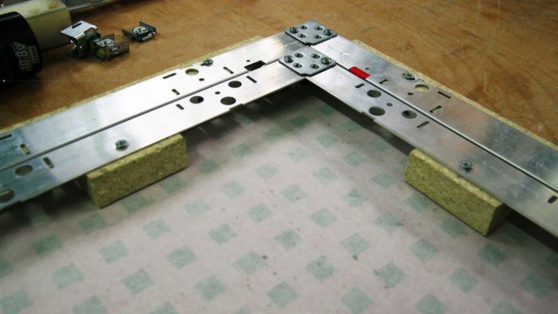 Alle Rahmenelemente sind aus gestanztem Aluminium mit einem patentierten Eckverbinder in Schraubtechnik gebaut.